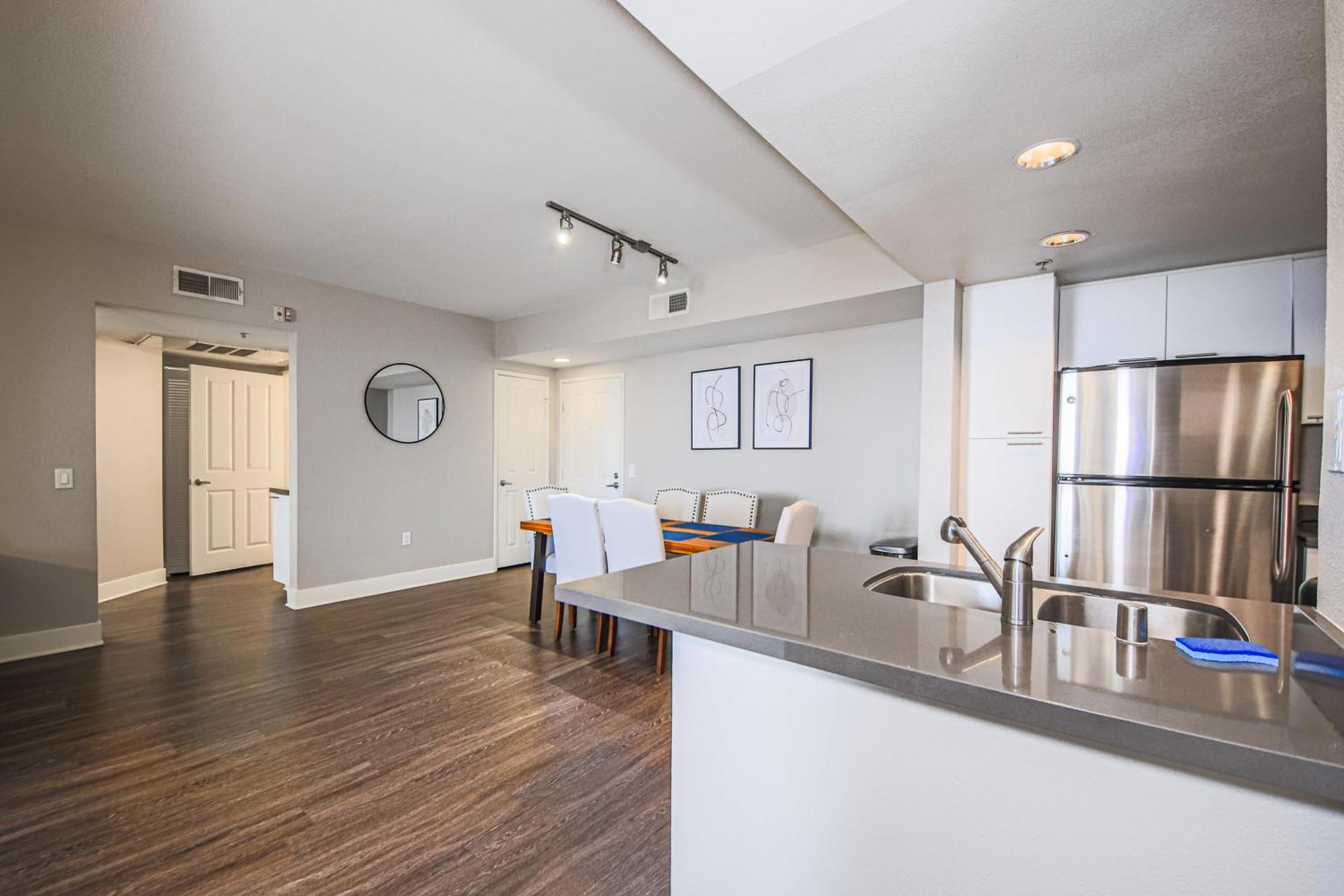 Apartment Sunny 2bdr In Sm Pool & Gym - 5 Min To The Beach! Los Angeles