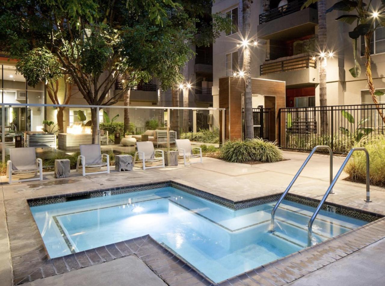 Sunny 2bdr In Sm Pool & Gym - 5 Min To The Beach! Apartment *